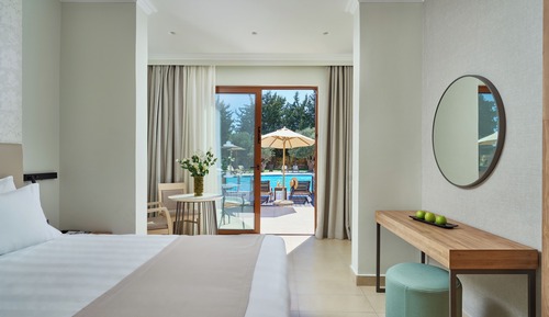 Suite, bañera de hidromasaje, vistas al jardín (Sharing Pool)