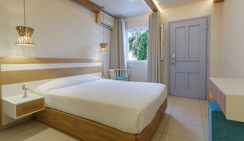 Habitación con 1 cama doble o 2 individuales, vistas a la piscina