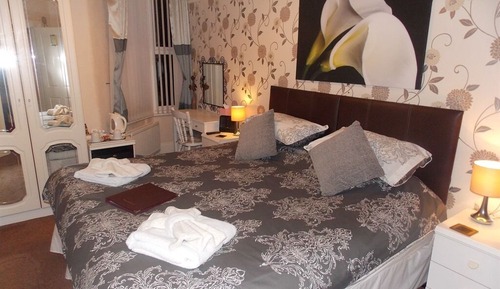 Habitación superior con 1 cama doble o 2 individuales, baño privado