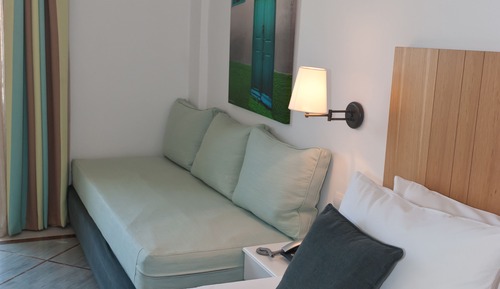 Habitación con 1 cama doble o 2 individuales, vistas parciales al mar