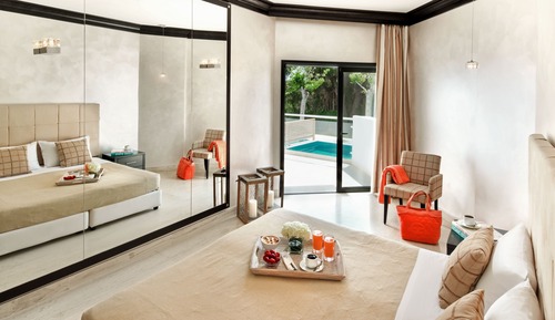 Habitación con 2 camas individuales, piscina privada