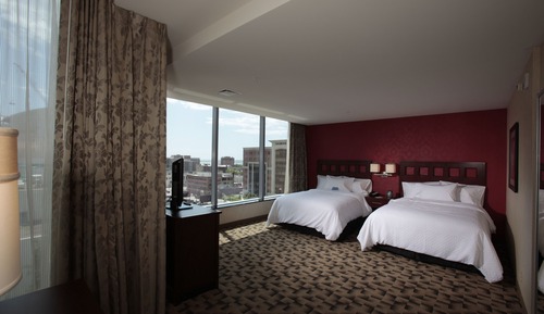 Suite ejecutiva, en esquina (2 Queens Beds, 1 Sofa Bed)