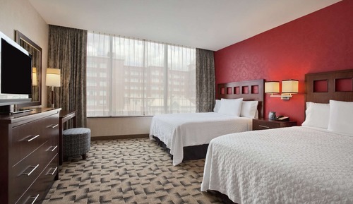 Suite, accesible para personas con discapacidad (2 Queen Beds and 1 Sofa Bed)
