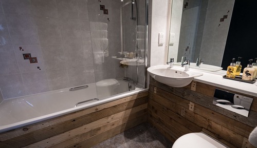Habitación triple, baño privado (Priced  2 People Sharing)