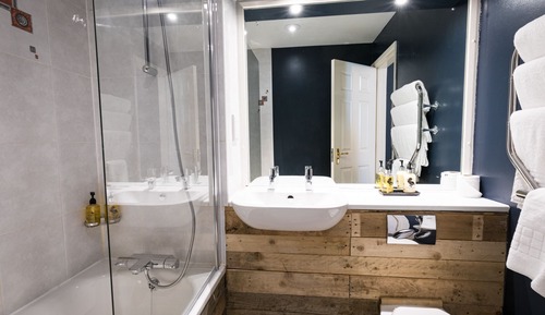 Habitación con 2 camas individuales, baño privado