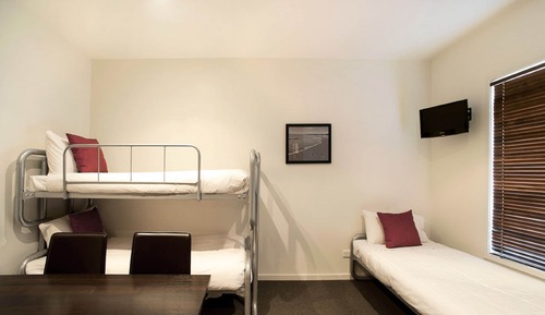 Estudio ejecutivo, no fumadores, cocina básica (1 Night Stay- Family of 4)