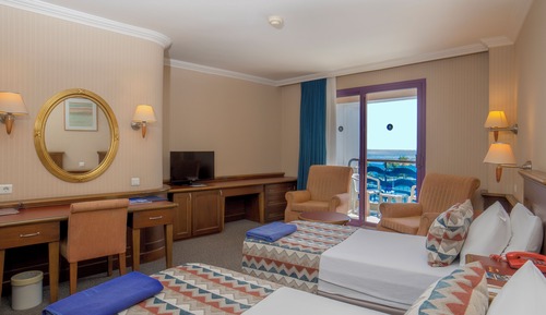 Habitación estándar con 1 cama doble o 2 individuales, vistas parciales al mar