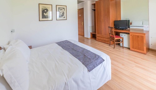 Habitación con 1 cama doble o 2 individuales, balcón