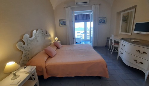 Habitación triple, vistas parciales al mar
