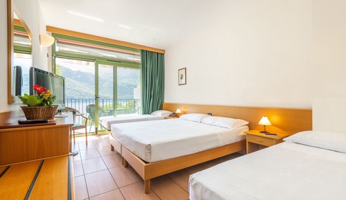 Habitación cuádruple panorámica, varias camas, vistas al lago