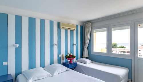Habitación triple, vistas al mar