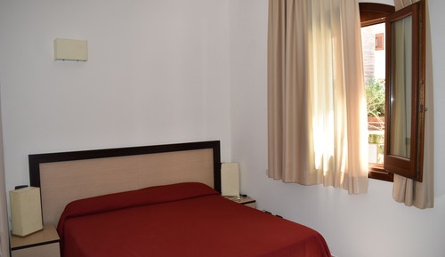 Habitación básica con 1 cama doble o 2 individuales, accesible para personas con discapacidad