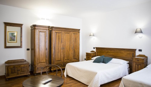 Habitación superior con 1 cama doble o 2 individuales, balcón