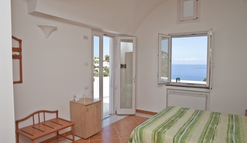 Habitación triple, baño privado, vistas al mar