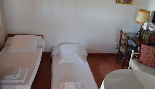Habitación familiar con 1 cama doble o 2 individuales, vistas al patio
