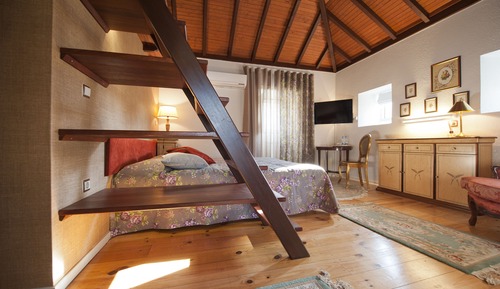 Habitación doble (with  Mezzanine)
