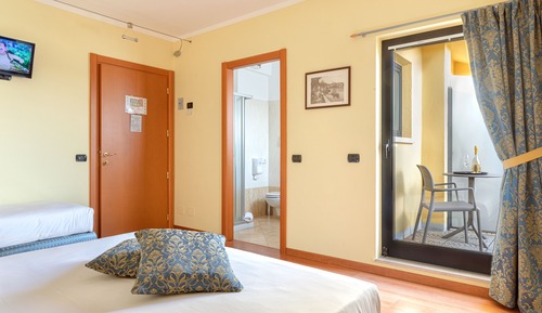 Habitación triple, balcón