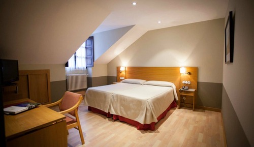 Habitación doble (2 Adults + 1 Child)