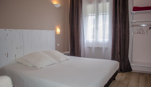 Habitación Confort doble, 1 cama de matrimonio, baño privado, vistas parciales al lago
