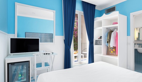 Habitación superior con 1 cama doble o 2 individuales, balcón, vistas a la ciudad