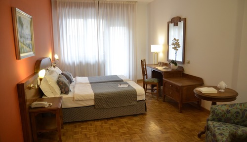 Habitación clásica con 1 cama doble o 2 individuales, vistas parciales al lago