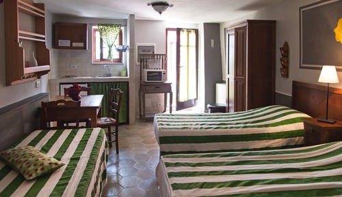 Estudio con 1 cama doble y 1 cama individual A3