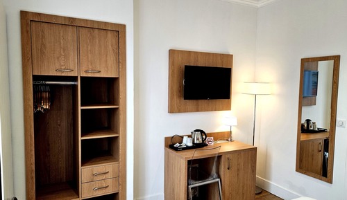 Habitación estándar con 1 cama doble o 2 individuales, vistas a la ciudad (STVV)