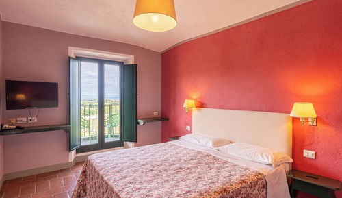 Habitación superior con 1 cama doble o 2 individuales, vistas al jardín