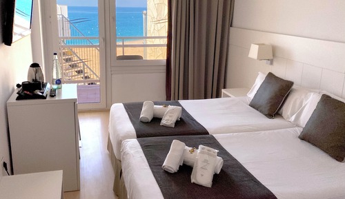 Habitación con 2 camas individuales, balcón, vistas parciales al mar