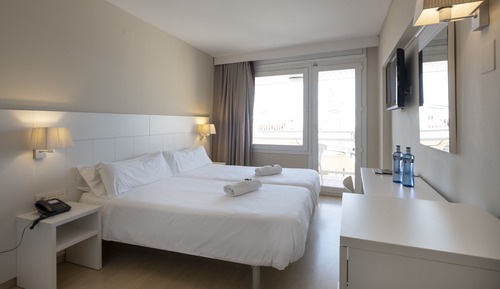 Habitación básica con 2 camas individuales, balcón