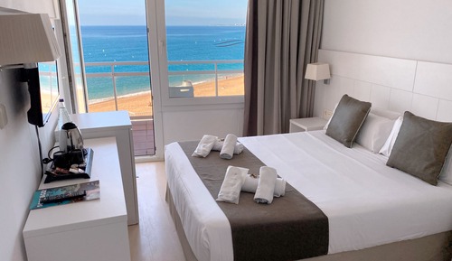 Habitación con 1 cama doble o 2 individuales, balcón, vistas al mar