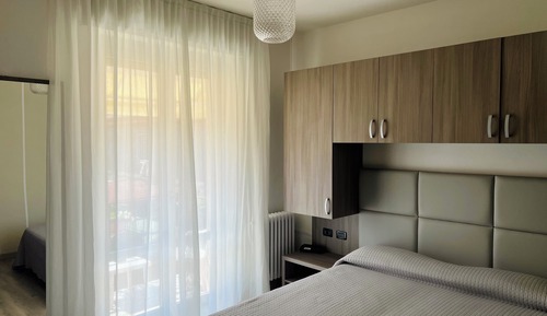 Habitación doble, 1 cama doble, balcón, vistas parciales al lago