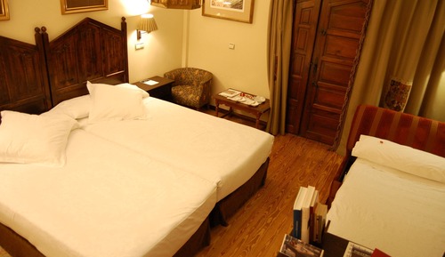 Habitación estándar con 2 camas individuales (2 Adultos y 1 Niño)