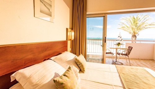 Habitación triple, vistas al mar