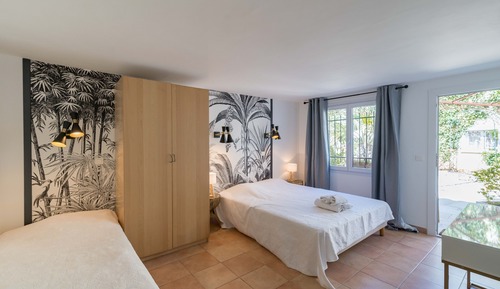 Habitación triple, vistas al jardín