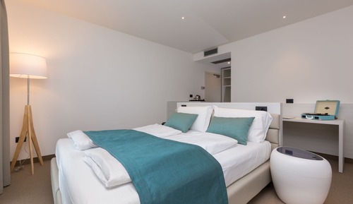 Habitación superior con 1 cama doble o 2 individuales, balcón