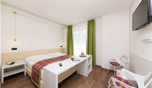 Habitación con 1 cama doble o 2 individuales, balcón, vistas a la piscina