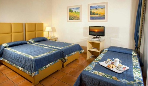 Habitación triple, patio