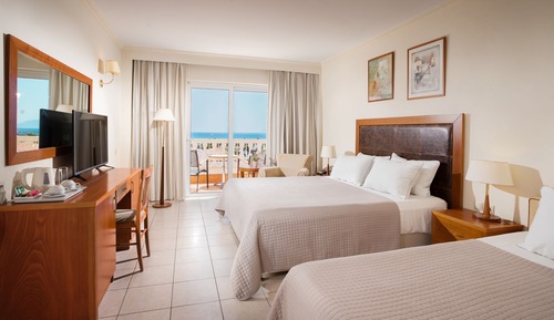 Habitación doble superior, vistas parciales al mar