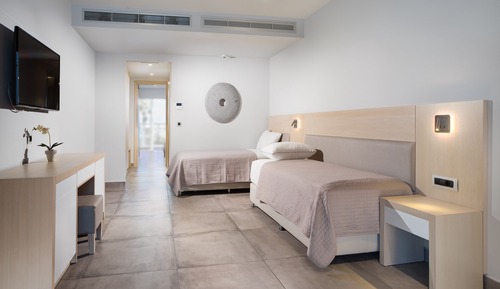 Suite junior, vistas parciales al mar