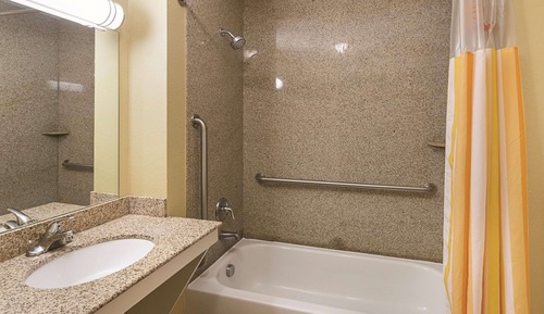 Habitación, 1 cama de matrimonio grande, no fumadores (Hearing, Bathtub W/ Grab Bars)