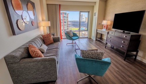 Suite, 1 cama de matrimonio grande (Centerfield View)