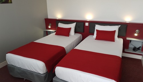 Habitación con 2 camas individuales, balcón, vistas al puerto deportivo