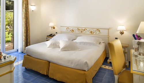 Habitación estándar con 1 cama doble o 2 individuales, vistas al jardín