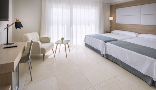 Habitación doble (3 Adults  1 Child)