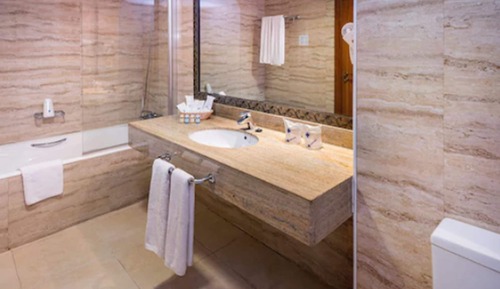 Habitación doble (2 Adults + 1 Child)