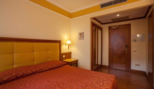 Habitación superior con 1 cama doble o 2 individuales, vistas al jardín
