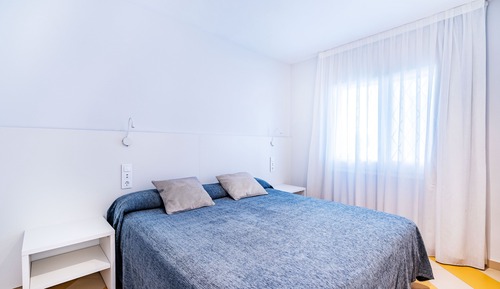 Apartamento familiar, cocina básica, vistas a la piscina