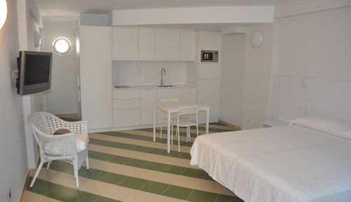Estudio económico, 1 cama de matrimonio, cocina básica