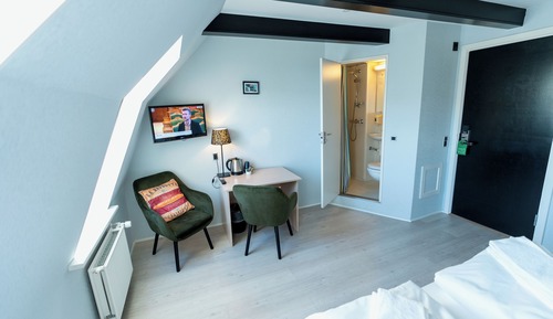 Economy Double twin room, Small bathroom, note stairs to floor